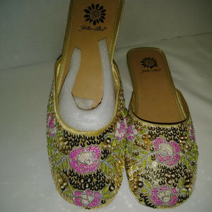 Yellow Box Shoes Lunar Size 6